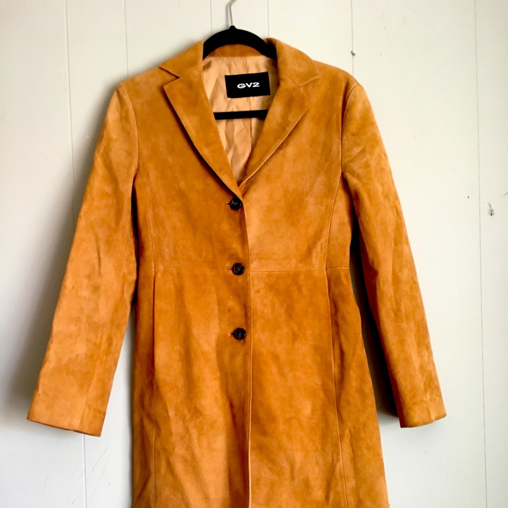 Suede brown coat, perfect fall color.
